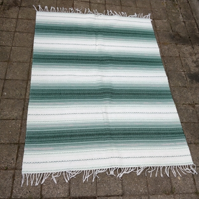 grønne nuancer og hvidt plastik kludetæppe svensk retro gulvtæppe sverige